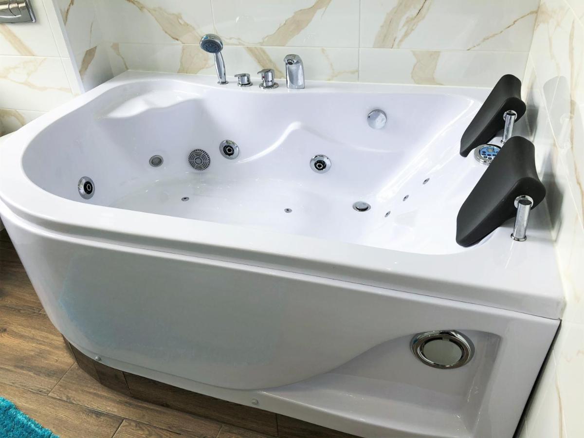 Kaliny Apartamenty Wanny Z Hydromasazem Chorzow Bagian luar foto
