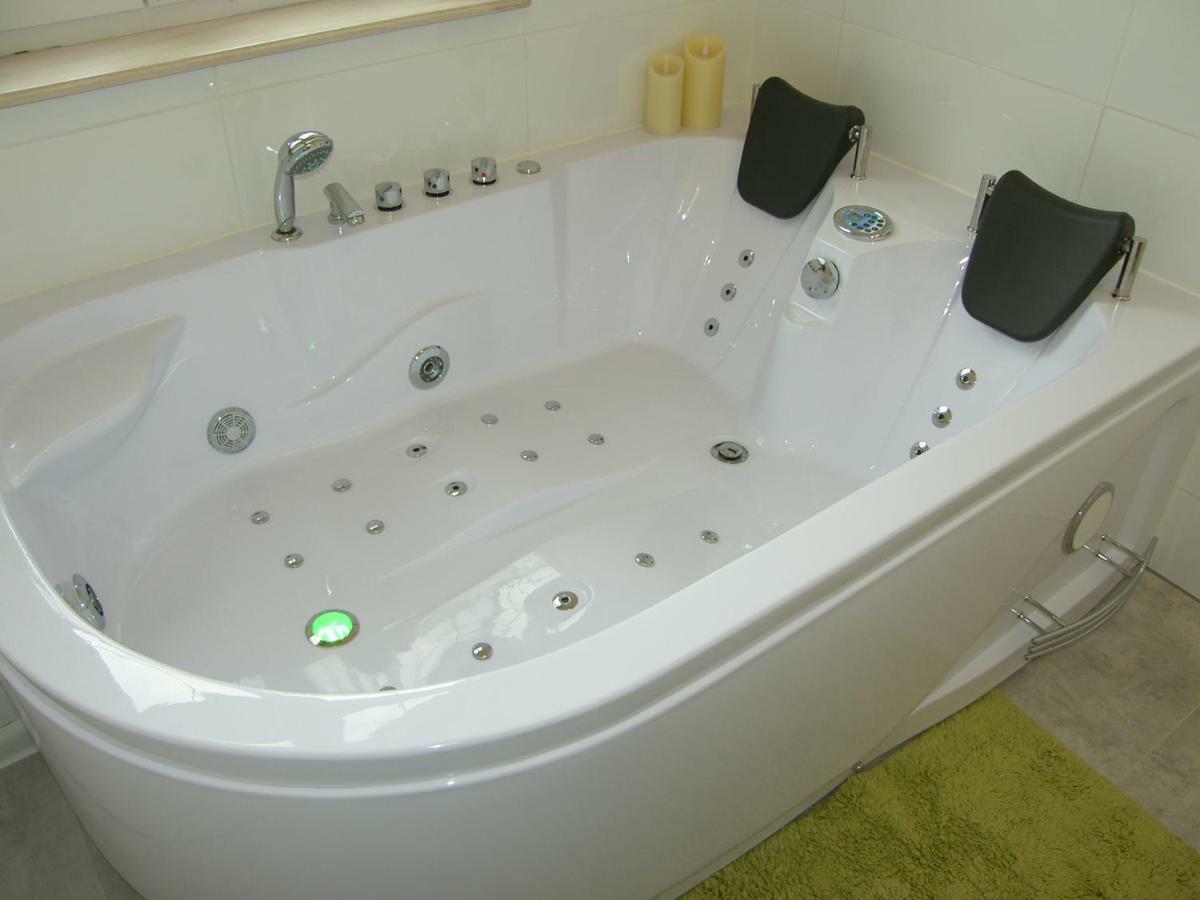 Kaliny Apartamenty Wanny Z Hydromasazem Chorzow Bagian luar foto
